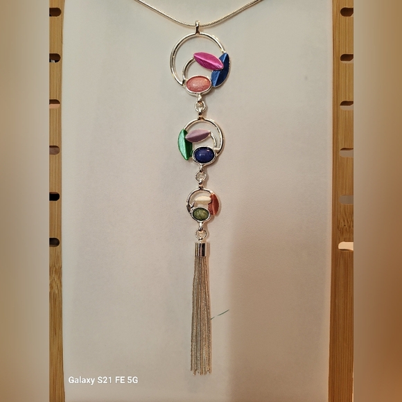 π©· 3/$15 Graduated 3 Circle Multi-Colored Silver Statement Necklace β¦ - Picture 4 of 4